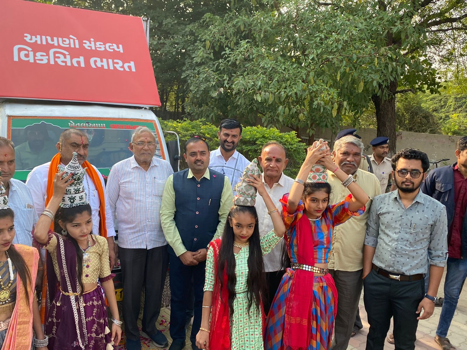 ધારાસભ્યશ્રી શંભુપ્રસાદજી ટૂંડિયાના અધ્યક્ષસ્થાને ગઢડા તાલુકાના ટાટમ ગામે વિકસિત ભારત સંકલ્પ યાત્રાના હરખભેર વધામણાં