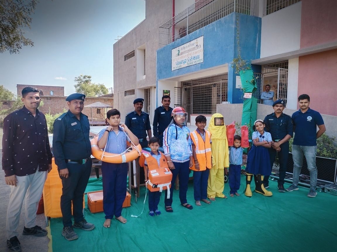 બોટાદ ફાયર વિભાગ દ્વારા જિલ્લાની વિવિધ શાળાઓ ખાતે ફાયર ડેમોન્સ્ટ્રેશન, મોકડ્રિલ તેમજ ફાયર સેફટી માટે ફાયરના વિવિધ ટૂલ્સના ઉપયોગની સમજ અપાઈ