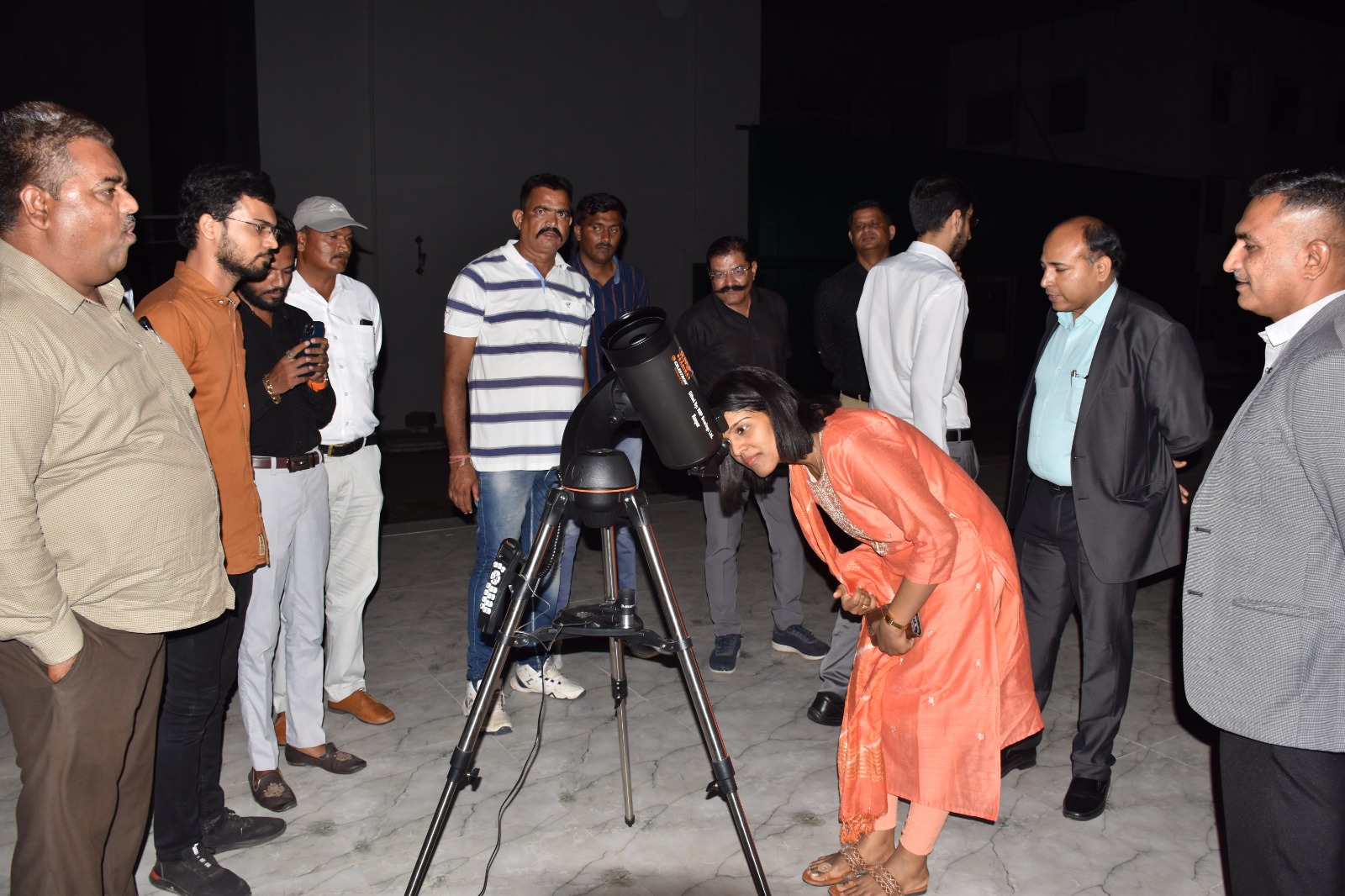 બોટાદ ખાતે જિલ્લા કલેક્ટરશ્રી તેમજ જિલ્લા વિકાસ અધિકારીશ્રીએ ટેલિસ્કોપ થકી અવકાશી નઝારો નિહાળી થયાં અભિભૂત