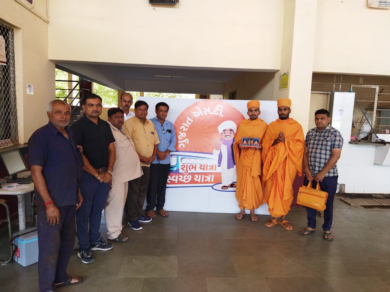 બોટાદ બસ સ્ટેશન ખાતે BAPS  સ્વામી નારાયણ મંદિર, બોટાદના સંતો અને હરીભક્તો તથા બોટાદ એસટી ડેપોના કર્મયોગી દ્વારા સ્વચ્છતા અભિયાન