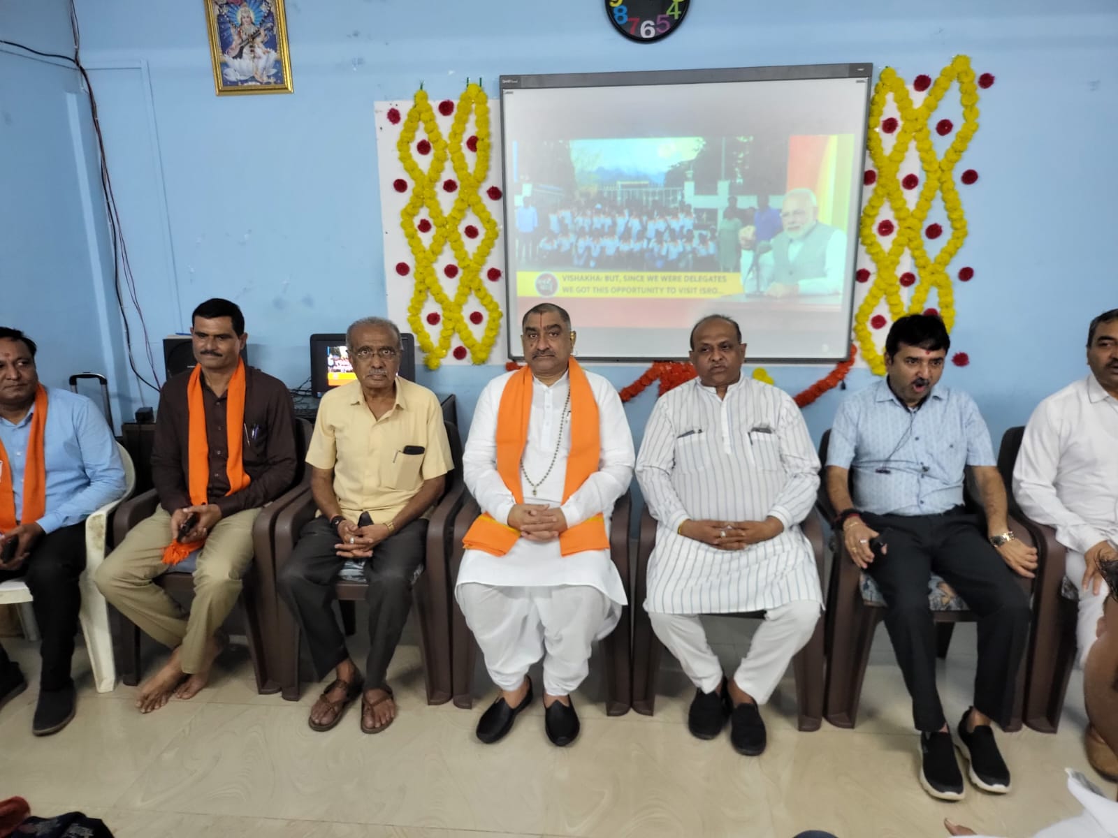 શ્રી સાંદિપની વિદ્યાનિકેતનમાં વોર્ડ નં 9 બુથ નં 171 માં માનનીય વડાપ્રધાન શ્રી નરેન્દ્ર ભાઈ મોદીસાહેબ નો મન કી બાત કાર્યક્રમ યોજવામાં આવ્યો