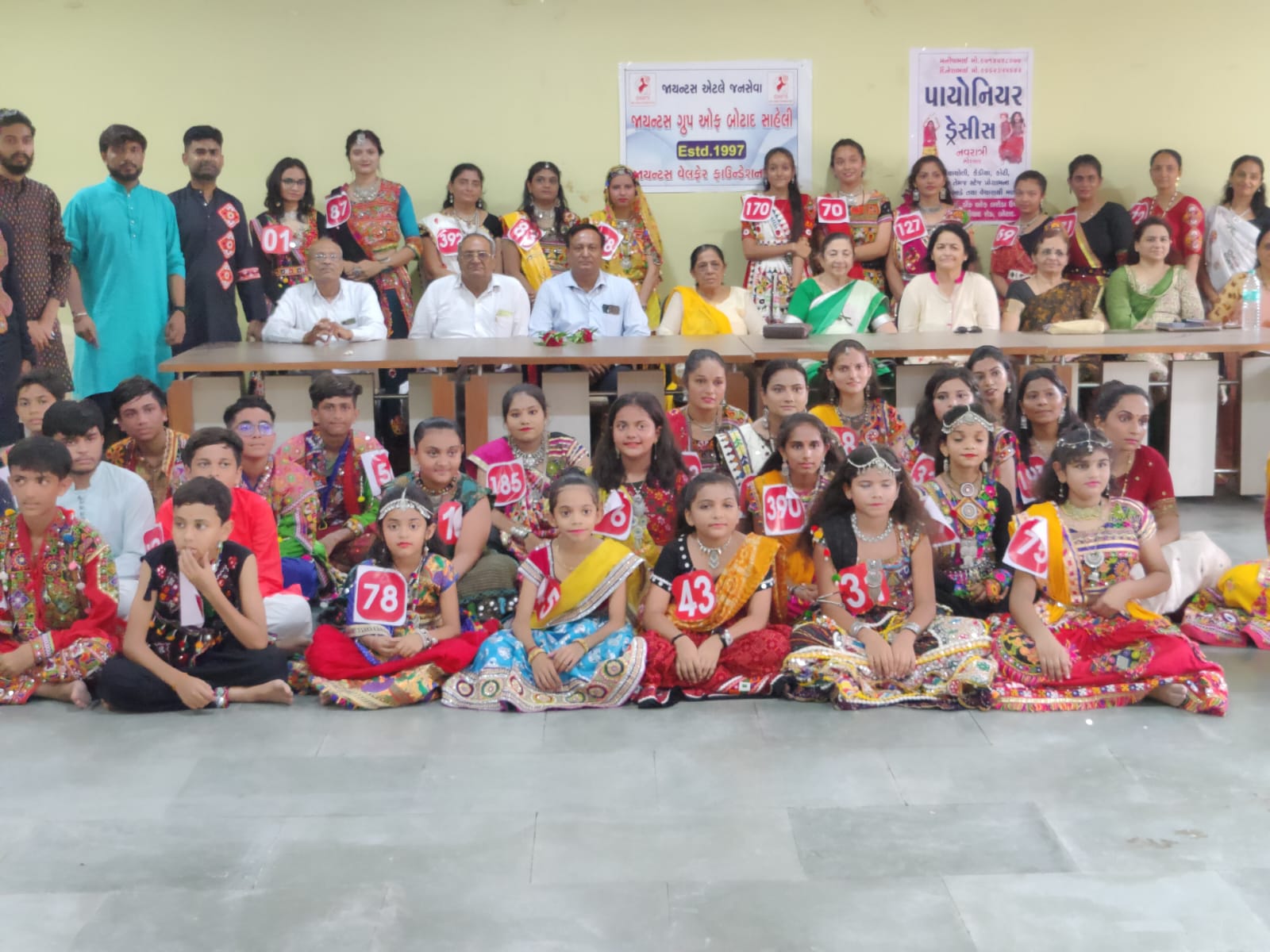 બોટાદ જાયન્ટ્સ સાહેલી અને પાયોનિયર ડાન્સ અને ગરબા એકેડમી બોટાદ ના ઉપક્રમે રાસ ગરબા સ્પર્ધા યોજાઈ