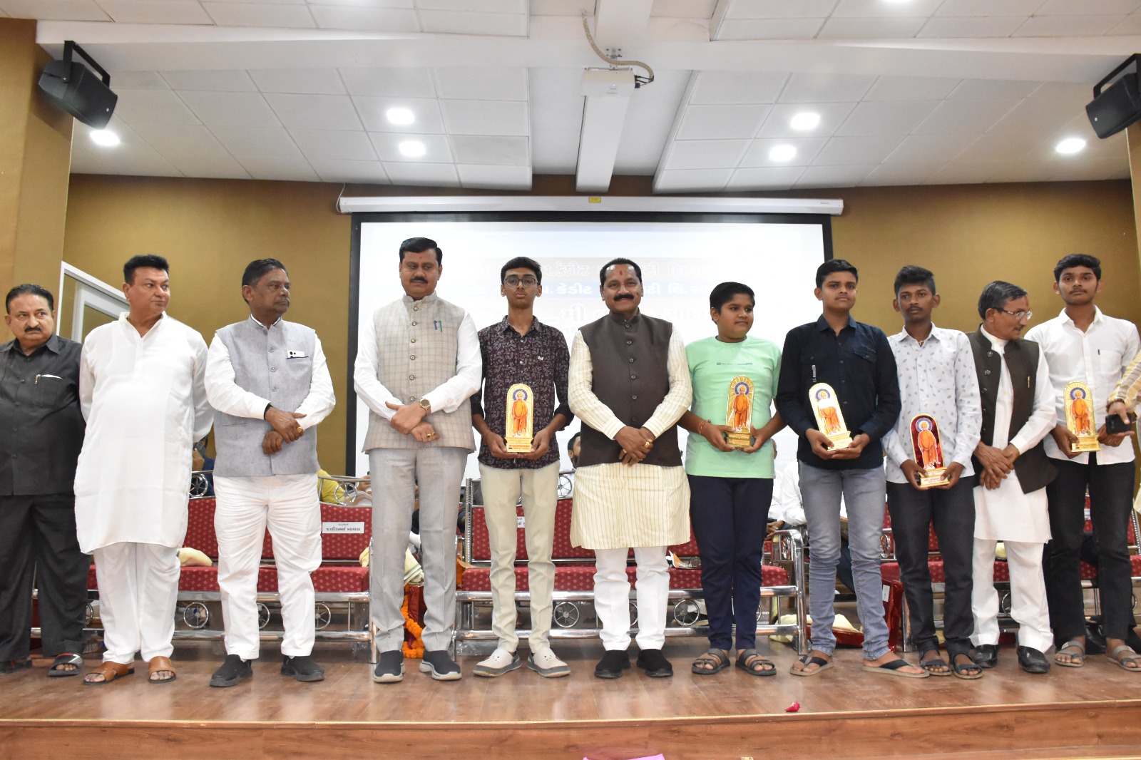 રાણપુરની વિવેકાનંદ કો.ઓપરેટીવ ક્રેડીટ સોસાયટીએ જરૂરીયાત મંદ અનેક લોકોને લોન આપીને પગભર કરવાનું કામ કર્યું છે