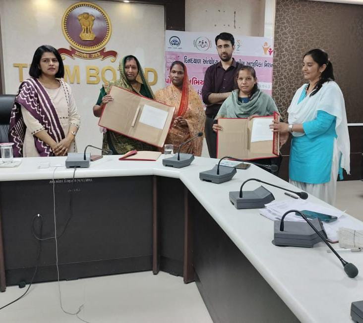 જિલ્લા કલેક્ટરશ્રી અને જિલ્લા વિકાસ અધિકારીશ્રીની ઉપસ્થિતિમાં જિલ્લા ગ્રામ વિકાસ એજન્સી,એન.આર.એલ.એમ. અને આઈ.સી.ડી.એસ. વચ્ચે પોષણ MOU