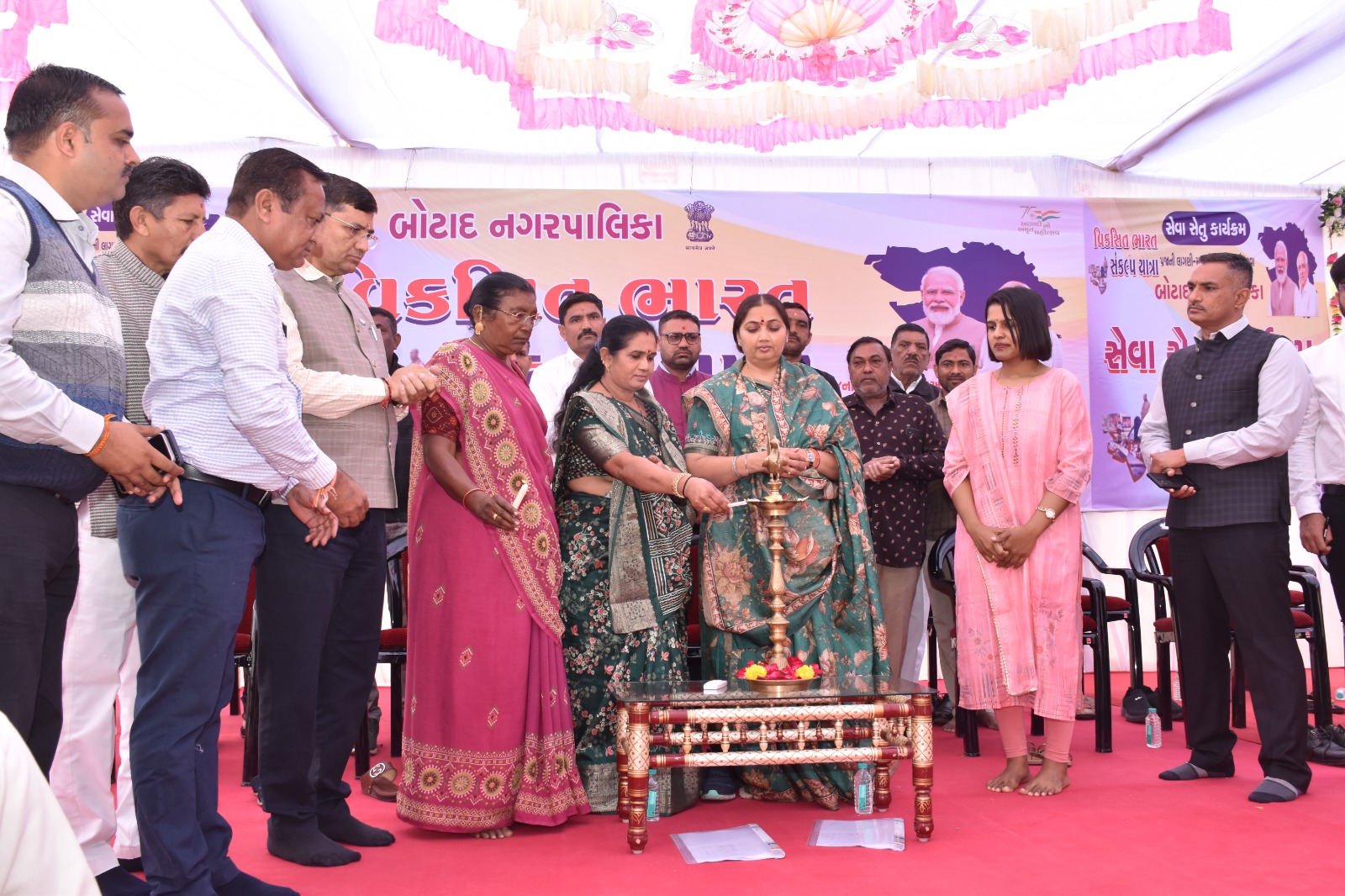 કેબિનેટ મંત્રી શ્રીમતિ ભાનુબેન બાબરીયાના અધ્યક્ષસ્થાને બોટાદ ખાતે ‘વિકસીત ભારત સંકલ્પ યાત્રા’ કાર્યક્રમ તેમજ સેવા સેતુના નવમાં તબક્કાનો શુભારંભ કરાયો