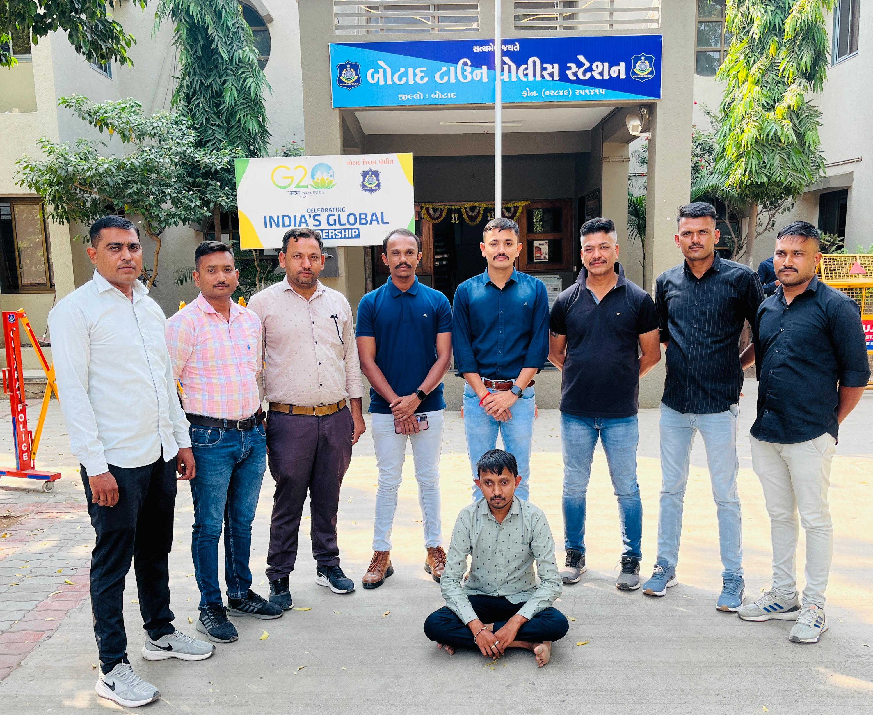 બોટાદ મહાજનની વાડી વિસ્તારમા વિહળ પેલેસમાં આવેલહિરાના કારખાનામાં રોકડ રૂ.૪,૫૫,૫૦૦/- ની ચોરીનો ગણતરીના કલાકોમાંભેદ ઉકેલતી બોટાદ ટાઉન પોલીસ સ્ટેશનની ટીમ