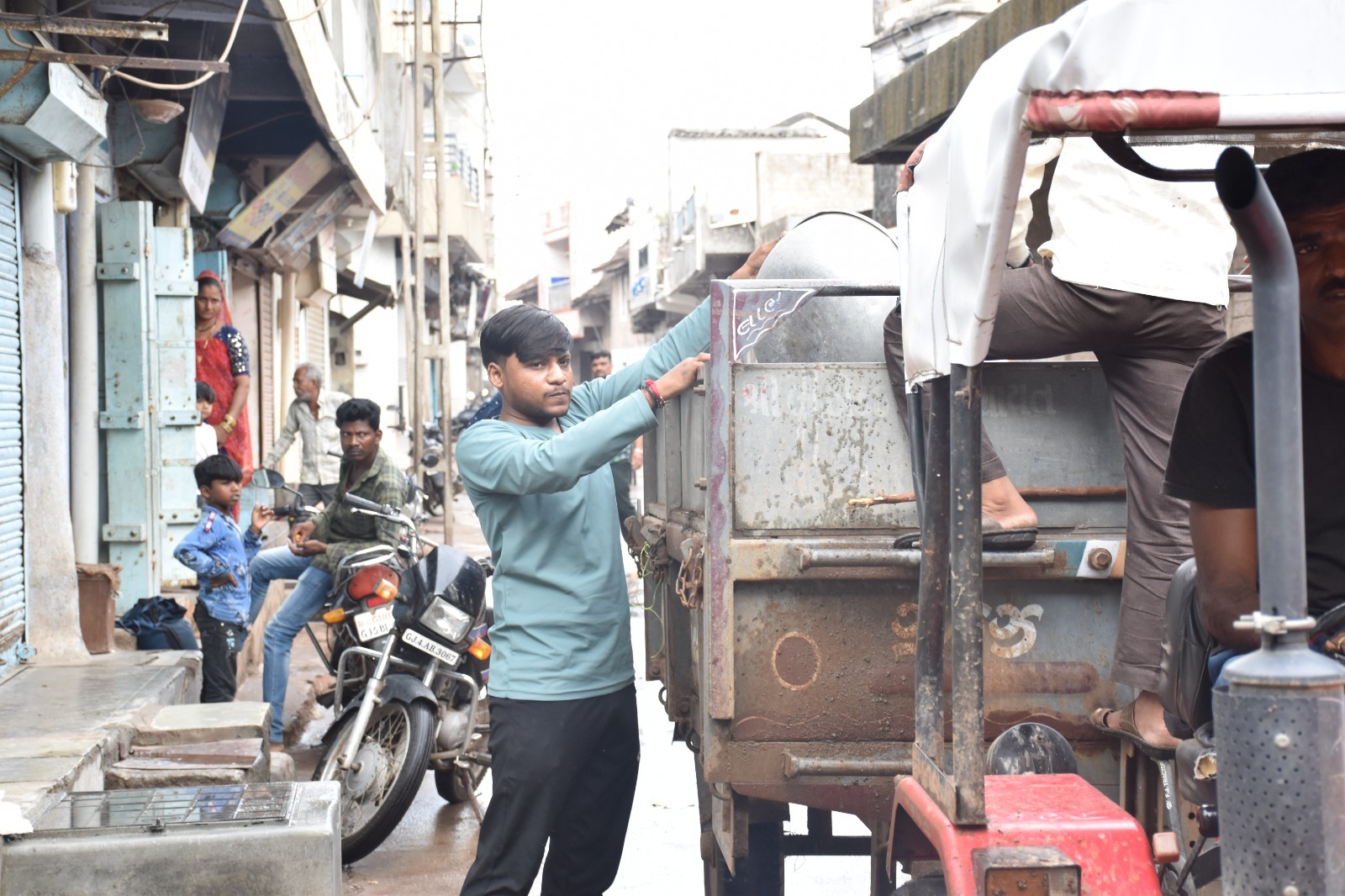 ગામની સ્વચ્છતા અહીં વસવાટ કરતા નાગરિકોની શક્તિ, એકતા અને સ્વચ્છતા પ્રત્યેની અતૂટ પ્રતિબદ્ધતા દર્શાવે છે