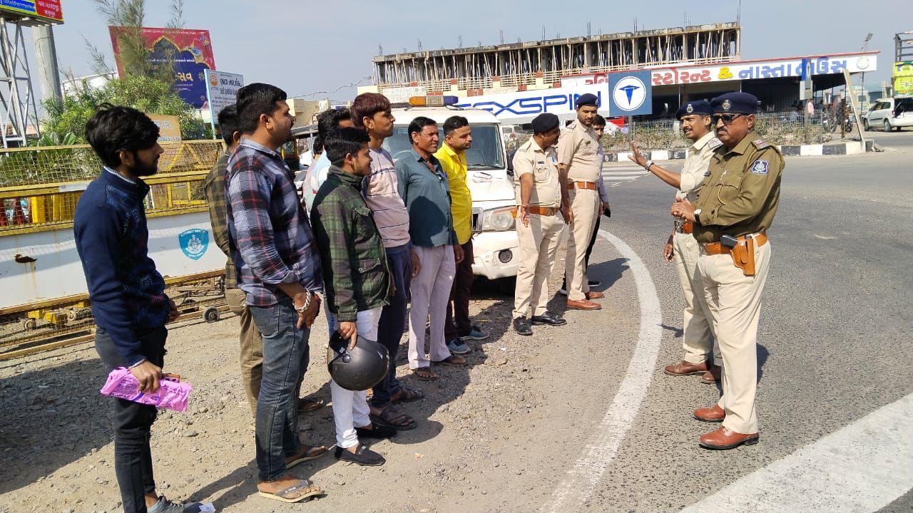 બોટાદ જિલ્લામાં કલેક્ટરશ્રી ડો. જીન્સી રોયના માર્ગદર્શન અન્વયે સહાયક પ્રાદેશિક વાહન વ્યવહાર અધિકારીશ્રી ચાવડાના નેતૃત્વમાં સમગ્ર જિલ્લામાં યોજાયા કાર્યક્રમો
