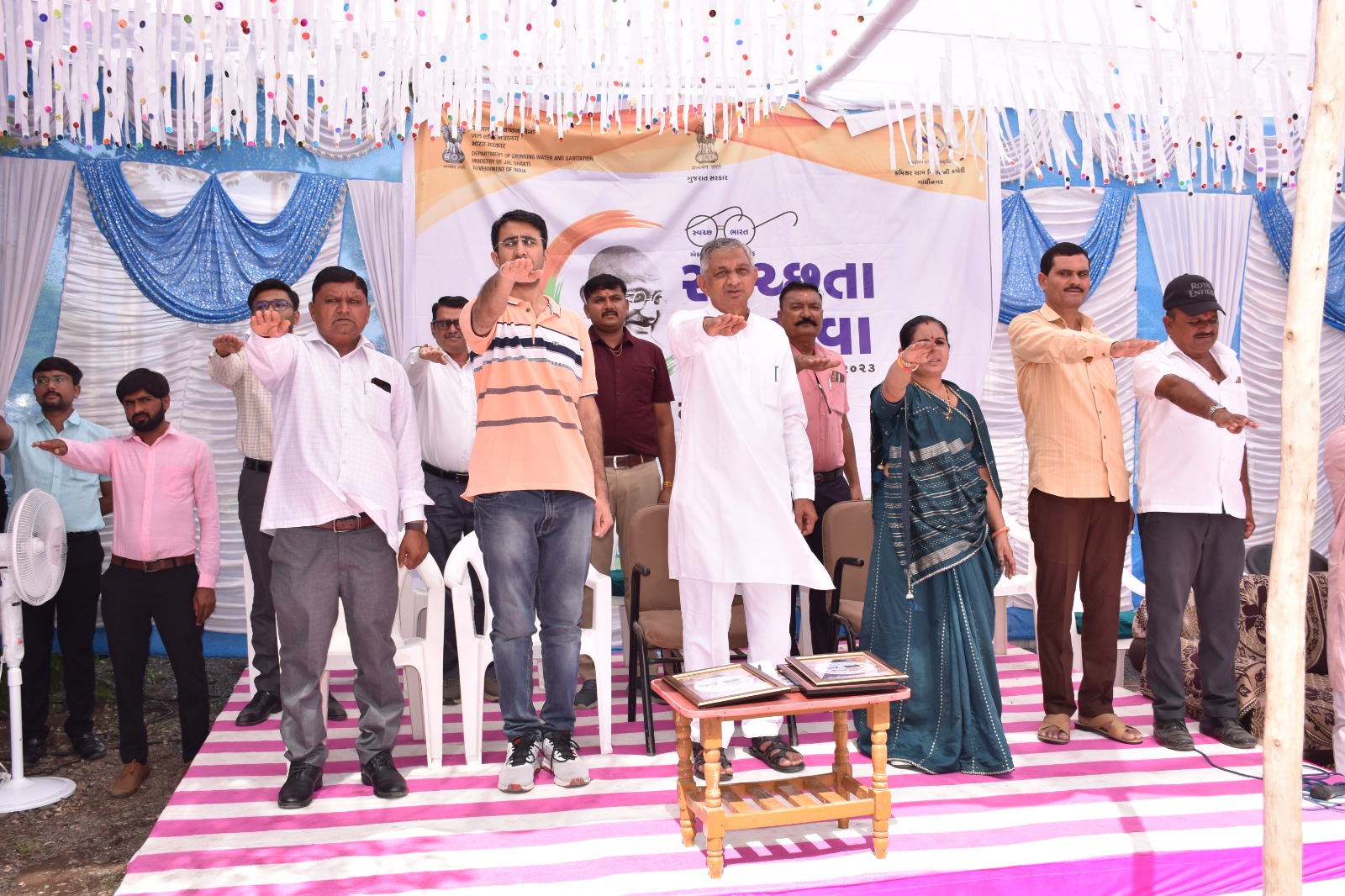 બોટાદના ઉમરાળા ગામની ગ્રામ પંચાયત પાસે સ્વચ્છતા માટે શ્રમદાન કરી સ્વચ્છતા જાળવવા  કેબિનેટ મંત્રીશ્રી કુંવરજીભાઇ બાવળીયાની અપીલ