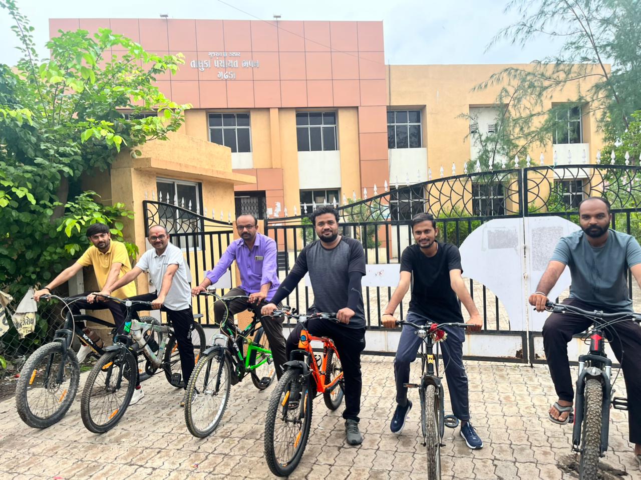 આઝાદી કા અમૃત મહોત્સવનાં ભાગરૂપે ગઢડાથી અમૃત સરોવર ઉગામેડી સુધી ગઢડા તાલુકા વિકાસ અધિકારીશ્રીના નેતૃત્વમાં સાયકલ રેલી યોજાઇ