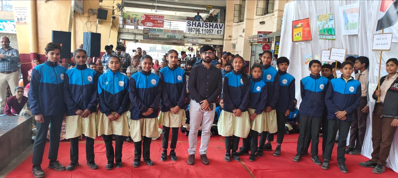 Flash Mob કાર્યક્રમ તથા ઈ.વી.એમ-વીવીપેટ નિદર્શન રથના માધ્યમથી બોટાદ એસ.ટી. ડેપો ખાતે મતદાર જાગૃતિ અભિયાન