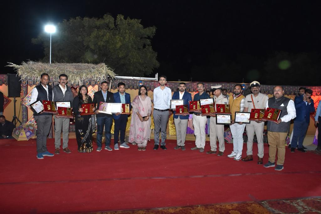 બોટાદ જિલ્લામાં કાર્યશીલ કર્મચારીશ્રીઓ માટે ઐતિહાસિક ક્ષણ: બોટાદ જિલ્લા કલેક્ટર કચેરી અને જિલ્લા સેવા સદનમાં તૈયાર કરાયેલા નકશાના સાંનિધ્યમાં પ્રજાસત્તાક પર્વની પૂર્વ સંધ્યાએ “ધન્ય ધરા બોટાદ”કાર્યક્રમનું ભવ્ય આયોજન સંપન્ન