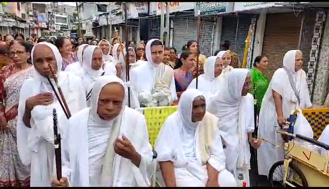 ચાતુર્માસ પ્રવેશ નિમિત્તે ગામના ઉપાશ્રય થી પ્લોટના ઉપાશ્રયે સાધુ - સાધ્વીજી ભગવંતો ભવ્ય સામૈયા સાથે  પ્લોટના ઉપાશ્રયે પધાર્યા