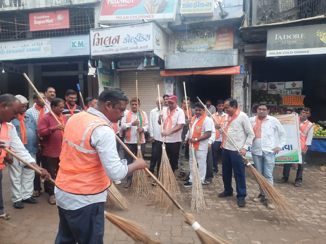 બરવાળા નગરપાલિકા દ્વારા “સ્વચ્છતા હી સેવા” કાર્યક્રમ અન્વયે શહેરના અલગ અલગ વિસ્તારોમાં સઘન સફાઈ ઝુંબેશ